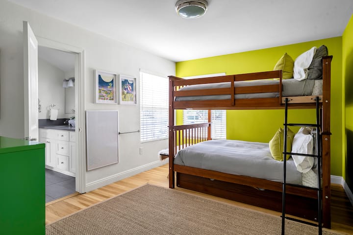 Litera completa con cama nido doble. Medio baño privado