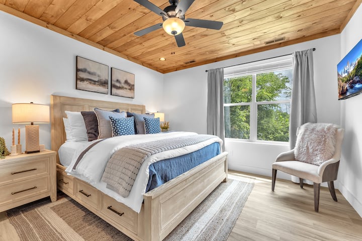 ✨ تخيل نفسك تستلقي على سرير مريح بحجم كينج مع بياضات ناعمة وراقية، وتحيط بك وسائد إضافية لنوم مثالي في الليل، ثم تستيقظ على مناظر جبلية هادئة خارج نافذتك مباشرة ️