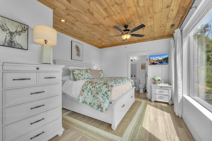 ✨ الغرفة التي يتمناها الجميع - مفروشات فاخرة فخمة، ومساحة تخزين كبيرة، وتلفزيون بشاشة مسطحة، وحمام داخلي خاص. تُظهر النوافذ الملتفة من جميع الزوايا مناظر جبلية خلابة ️