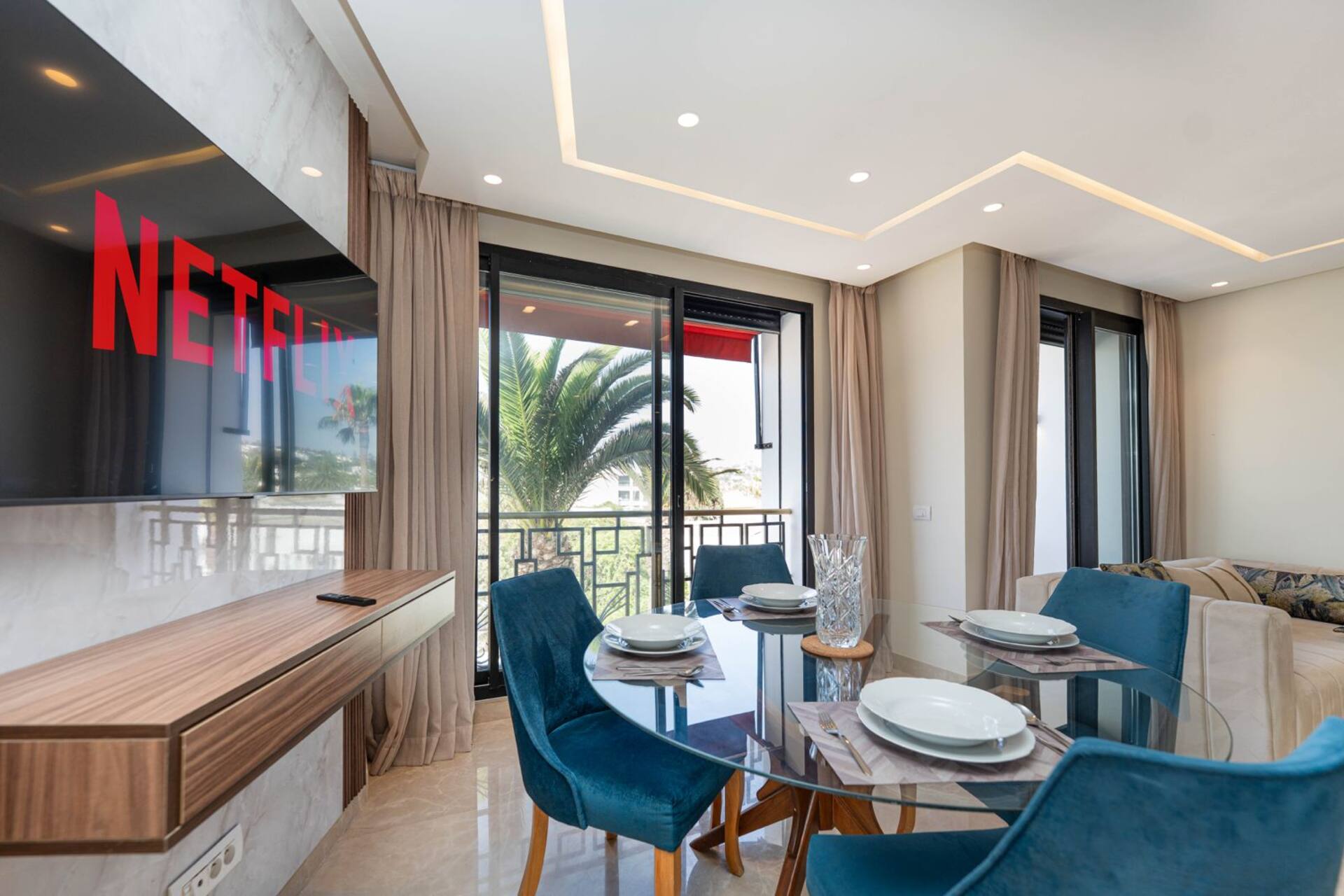 Luxe Ain Diab, 1BR Apart - Walk to Beach Confort +