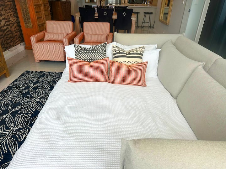 Sofa na razvlačenje za 2 osobe.