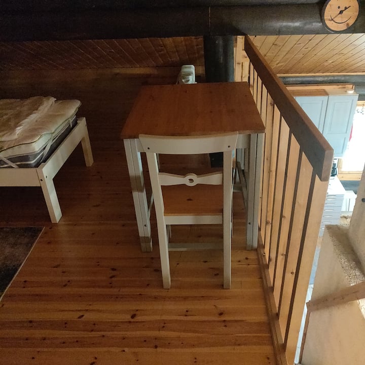 Mali radni prostor na otvorenom balkonu za rad na prijenosnom računalu ili druge poslove koji uključuju pisanje. Stol se po potrebi može premjestiti i na balkon. Hvala vam što ste vratili namještaj nakon upotrebe. 