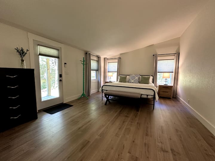 Огромниот главен апартман вклучува сопствена бања, брачен кревет (широк 150-179 см), ковчег, ноќни шкафчиња со светилки, страничен влез во мал покриен трем со поглед на поток и пералница/плакар.