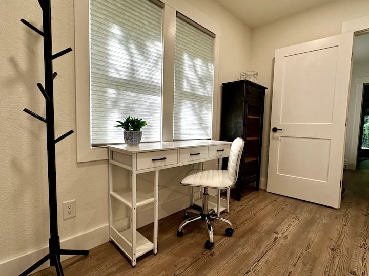 Спалната соба 2 вклучува биро, совршено за работа на далечина или читање. 