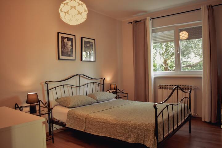 Дупли кревет и две големи гардероби во спалната соба 1