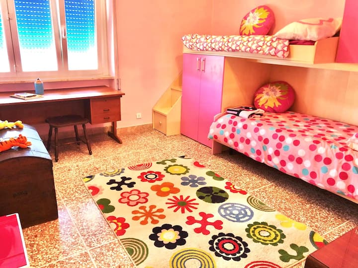 Детска соба, 2 единечни кревета. Ако побарате, на подот може да се постави и двоен душек. 