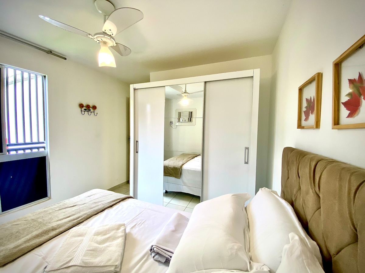 Კვარტალი 3, სრული აპარტამენტი, კონდიციონერით, ჭერის ვენტილატორით, გარდერობით, ორადგილიანი საწოლით და სრული შარვლით.