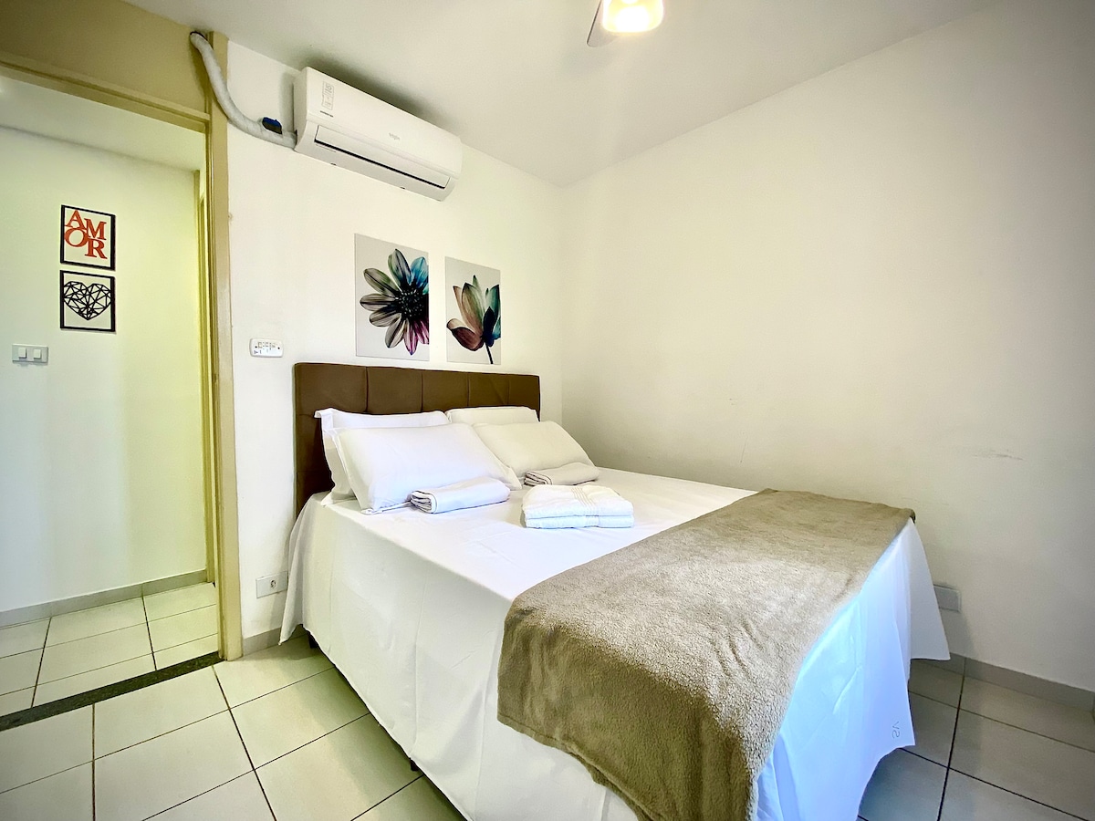 Ოთახი 2 კონდიციონერით, ჭერის ვენტილატორით, ორადგილიანი საწოლით და სრული შარვლით თქვენი დასვენებისთვის.