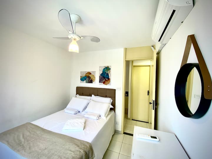 Dhoma e gjumit 1, me ajër të kondicionuar, ventilator tavani, pantallona të plota, krevat dopio dhe pantallona të plota.