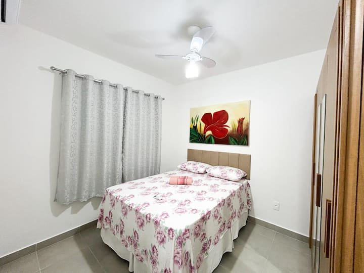 Suite, dormitorio principal con aire acondicionado, cómoda cama, armario y cortina opaca