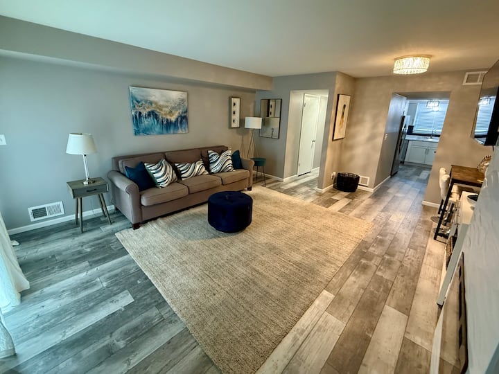 Modern 2br • Fast Wi‑fi • Parking • Near Hospitals - Rockford, IL