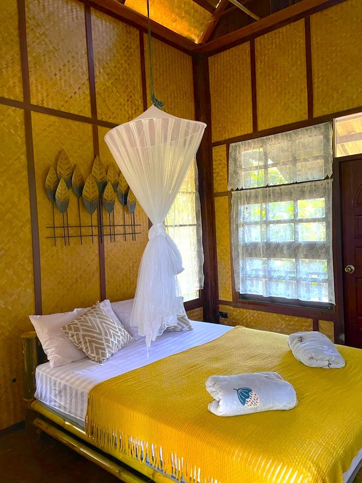 La chambre avec lit et canapé-lit peut être choisie comme lit double avec bureau.