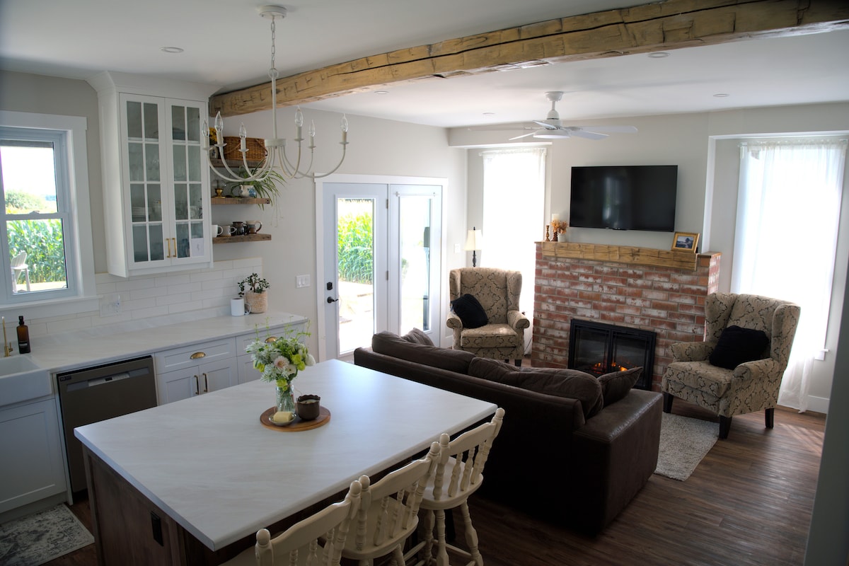 Meko hii mahususi iliyojengwa yenye joho iliyorejeshwa na meko ya umeme hufanya sehemu hii iwe yenye starehe ya kupumzika na kufurahia shamba zuri linalozunguka nyumba hiyo. 