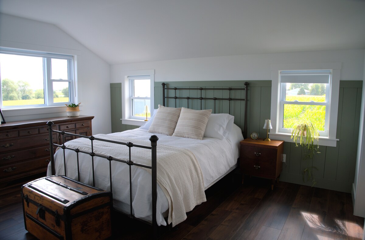 Mashuka yenye ubora wa juu na duveti yenye joto, yenye starehe hutengeneza kitanda hiki ambacho utataka kukaa ukiwa umepinda unapofurahia mandhari maridadi ya mashambani yaliyo karibu! Chumba hiki cha kulala kiko kwenye ghorofa ya pili kilichoambatanishwa na Bafu la 1.