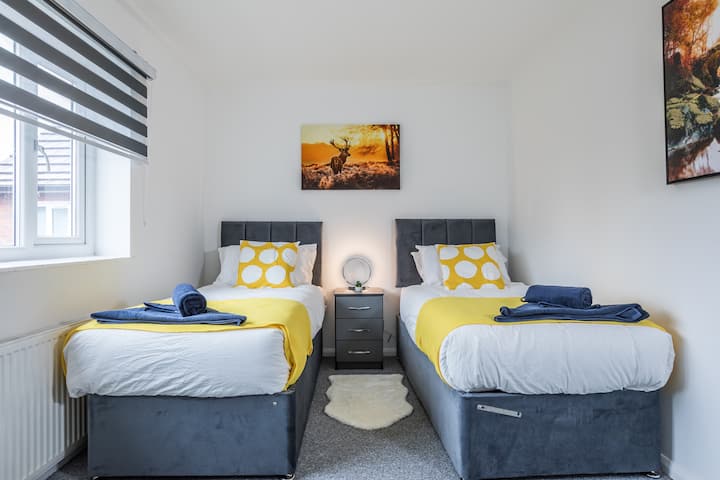 تستوعب غرفة النوم المشرقة هذه شخصًا واحدًا أو شخصين أو ثلاثة أشخاص مع سرير مريح ومساحة تخزين واسعة. يتميز بإحساس منزلي دافئ مع مصباح يعمل باللمس وشحن بجانب السرير وستائر زيبرا لتجربة خاصة ومريحة.