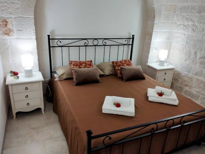  И двете стаи са в стил труло, просторни и имат прозорци, оборудвани с щори. Оборудвани са със спално бельо. Допълнителни одеяла и възглавници. Закачалки за дрехи и гардероб за съхранение. Ютия и дъска за гладене. Поставка за куфари и обувки. 