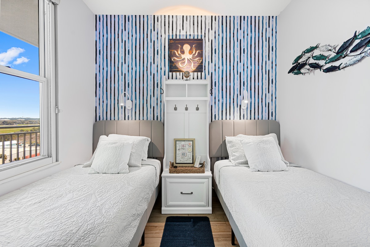 חדר זוגי חדש עם 2 מיטות נוחות למבוגרים ולילדים.  שטח מוגבל. ארון בגדים קטן/שידת לילה לצרכים המיידיים שלכם.  אפשרויות לשמירה על מזוודה קטנה מתחת למיטות.  אורות קריאה אישיים עם מתאמי USB.