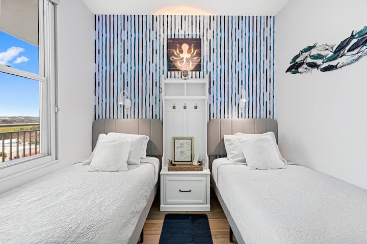 Ახალი ორადგილიანი ოთახი 2 საწოლით, რომელიც კომფორტულია ზრდასრულებისა და ბავშვებისთვის.  Შეზღუდული სივრცე.  მცირე ზომის გარდერობი/ტუმბო თქვენი დაუყოვნებლივი საჭიროებებისთვის.  Საწოლების ქვეშ პატარა ჩემოდნის შენახვის ვარიანტები.  Ინდივიდუალური საკითხავი სანათები USB ადაპტერებით.