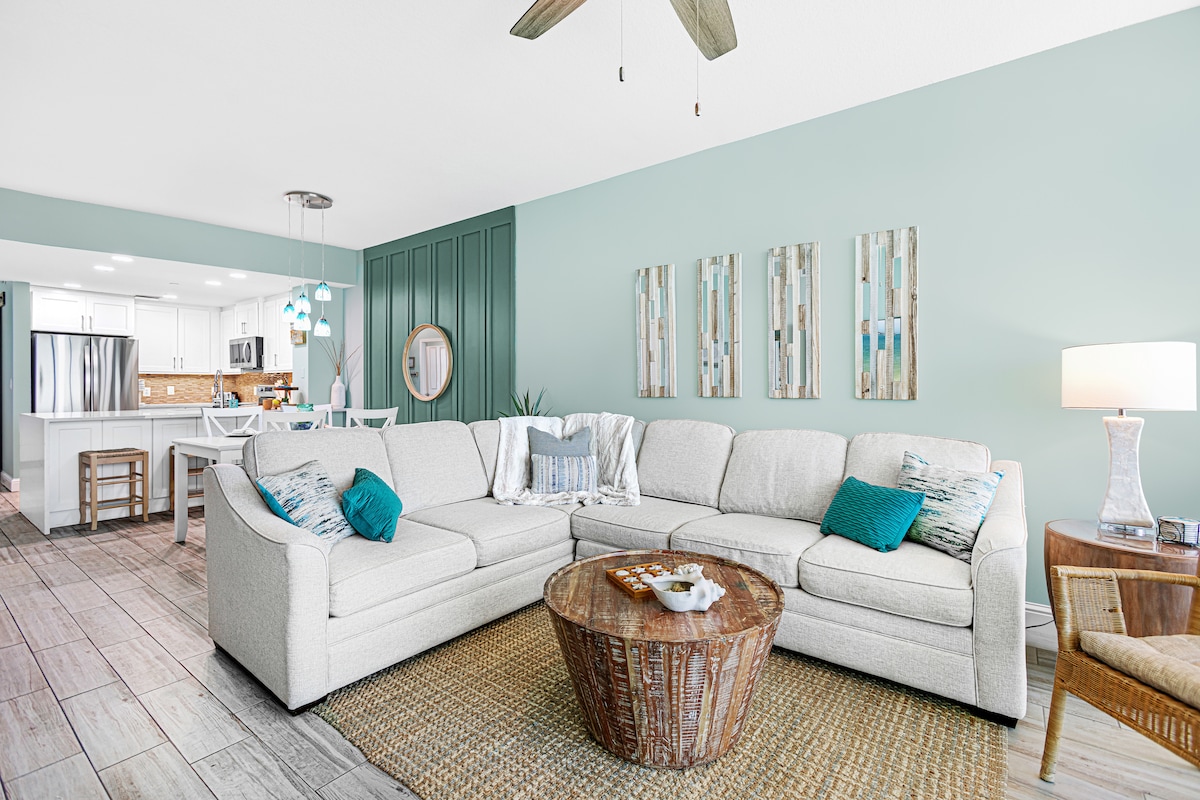 תיהנו משפע של מקומות ישיבה בזמן שאתם מתאספים מול הטלוויזיה.  ספה עם מיטת קווין סיידר ל -2 אורחים נוספים.