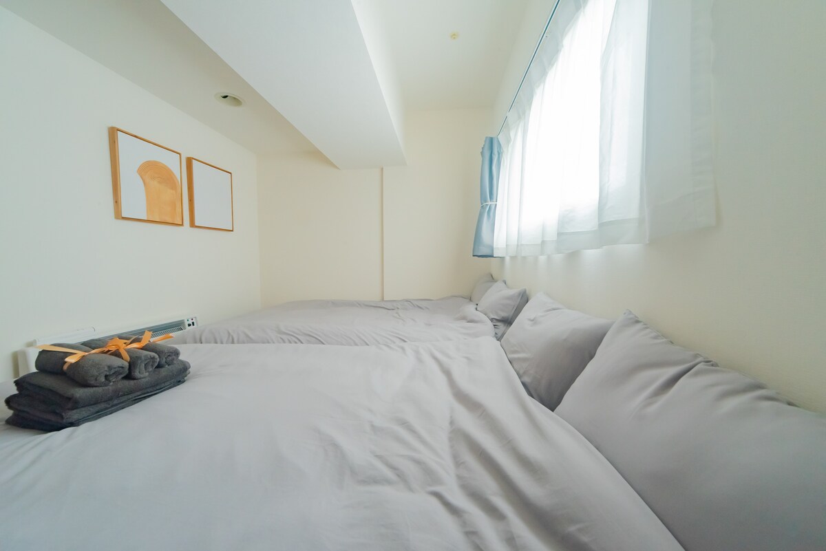 שתי מיטות זוגיות למחצה