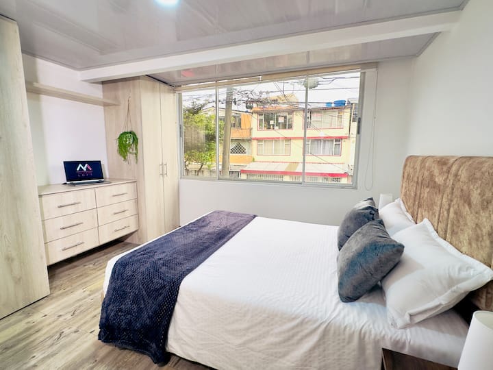 Დიდი ფანჯარა ბუნებრივი განათებით თანამედროვე საძინებელში.
Გაიღვიძეთ ბუნებრივი სინათლით წყნარ, განიავებულ ოთახში. Იდეალურია ქალაქის ტემპით კავშირის გაწყვეტისთვის.

