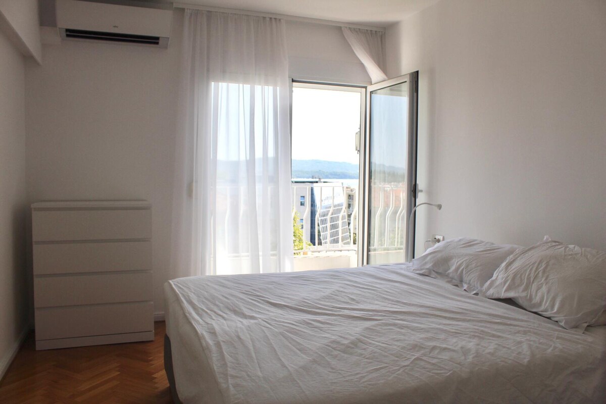 Главна спалня с изглед към морето от балкона. (леглата могат да бъдат отделени на две единични)