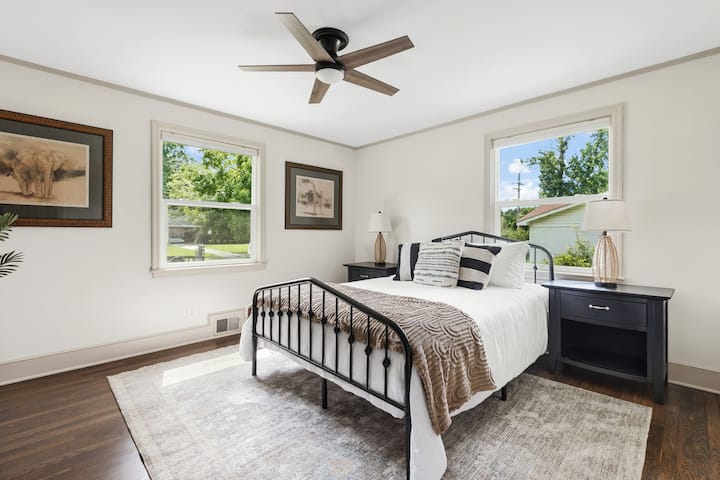 Светла и удобна спалня с двуспално легло и смарт телевизор – идеална за двойки или допълнителни гости.  Тази спалня включва затъмняващи щори и поставка за багаж.