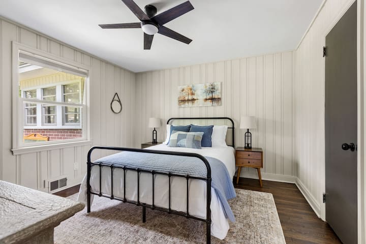 Спалня с двуспално легло, меки чаршафи и смарт телевизор – вашето лично убежище след цял ден в Колумбия. Стаята разполага и със затъмняващи щори, ютия с дъска за гладене и поставка за багаж.