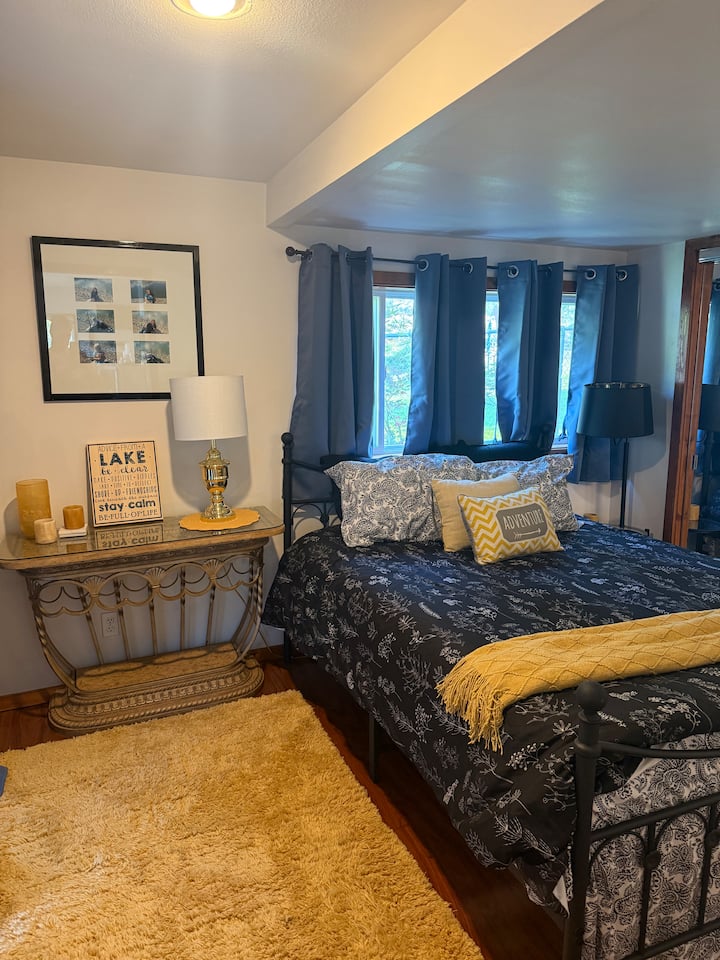 Manželská posteľ, dotyková lampa, priestor v skrini, svetlé a vzdušné!