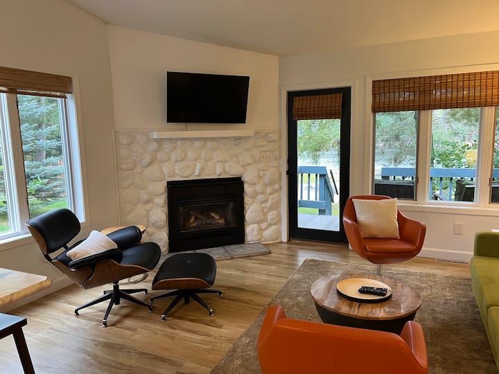 Vuelve a casa después de un día de senderismo, ciclismo, esquí o golf y disfruta de la cómoda sala de estar con una hermosa vista al lago.