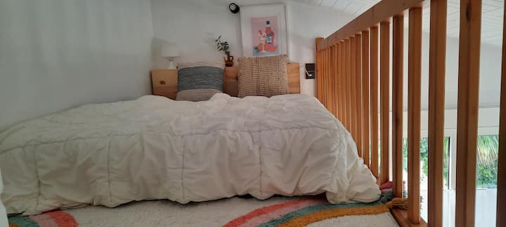El dormitorio 2 es en realidad una cama cómoda para dos personas (colchón en somier bajo)