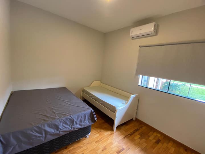 Grande chambre confortable, équipée de :
Un lit double
Un lit simple
Armoire
Fenêtre avec store occultant pour contrôler l’éclairage naturel
Conditionnement