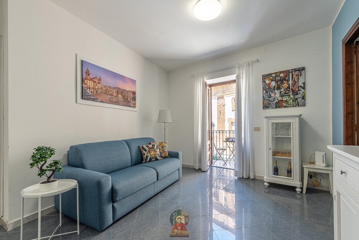 ห้องนั่งเล่นขนาดใหญ่มีเตียงโซฟาที่สะดวกสบาย มีระเบียงสองแห่ง หนึ่งในนั้นมองเห็นโบสถ์ซานโดเมนิโกที่สวยงามได้โดยตรง