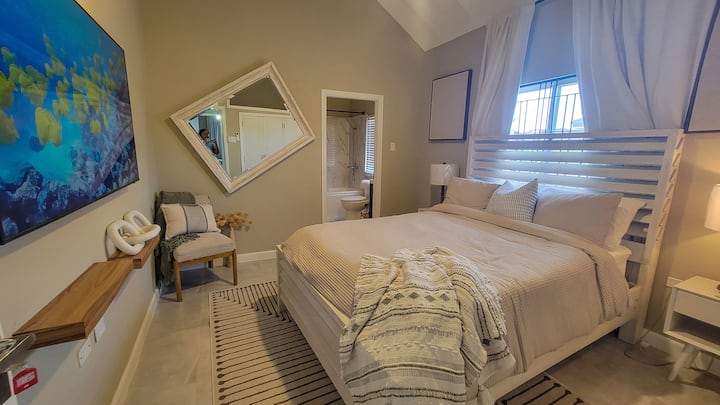 Одморете се во нашата пространа спална соба за гости со кадифена постелнина, смирувачки декор и природна светлина — совршена за парови или пријатели кои патуваат заедно.