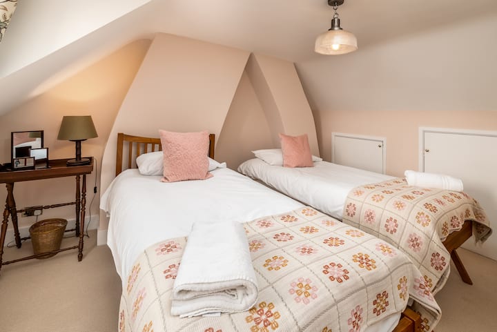 მე-2 სართულის საძინებელი 2 ერთადგილიანი საწოლით და სოფლის შესანიშნავი ხედებით