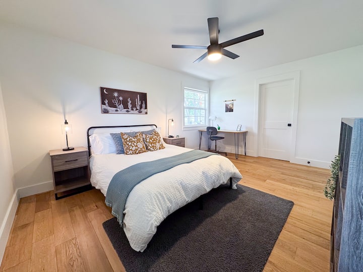 Спална соба лоцирана на долниот кат