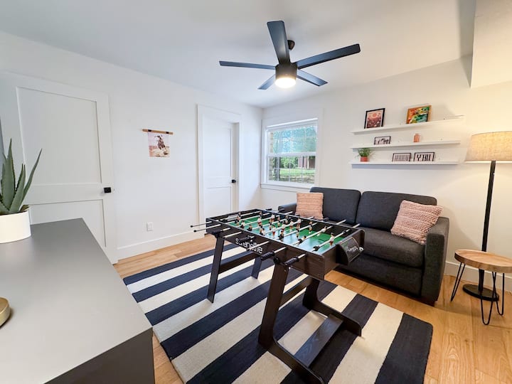 Спална соба која се наоѓа на долниот кат и вклучува кауч на извлекување во целосна големина, плакар и детски игри