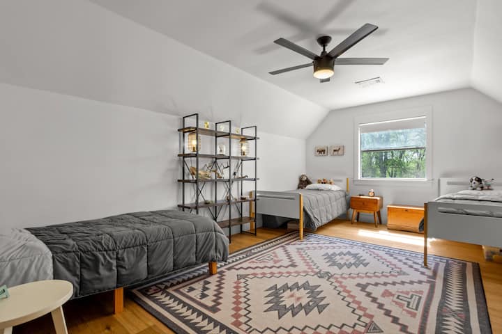 Спалната соба се наоѓа на горниот кат