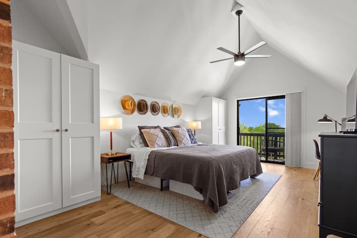 Главната спална соба се наоѓа горе