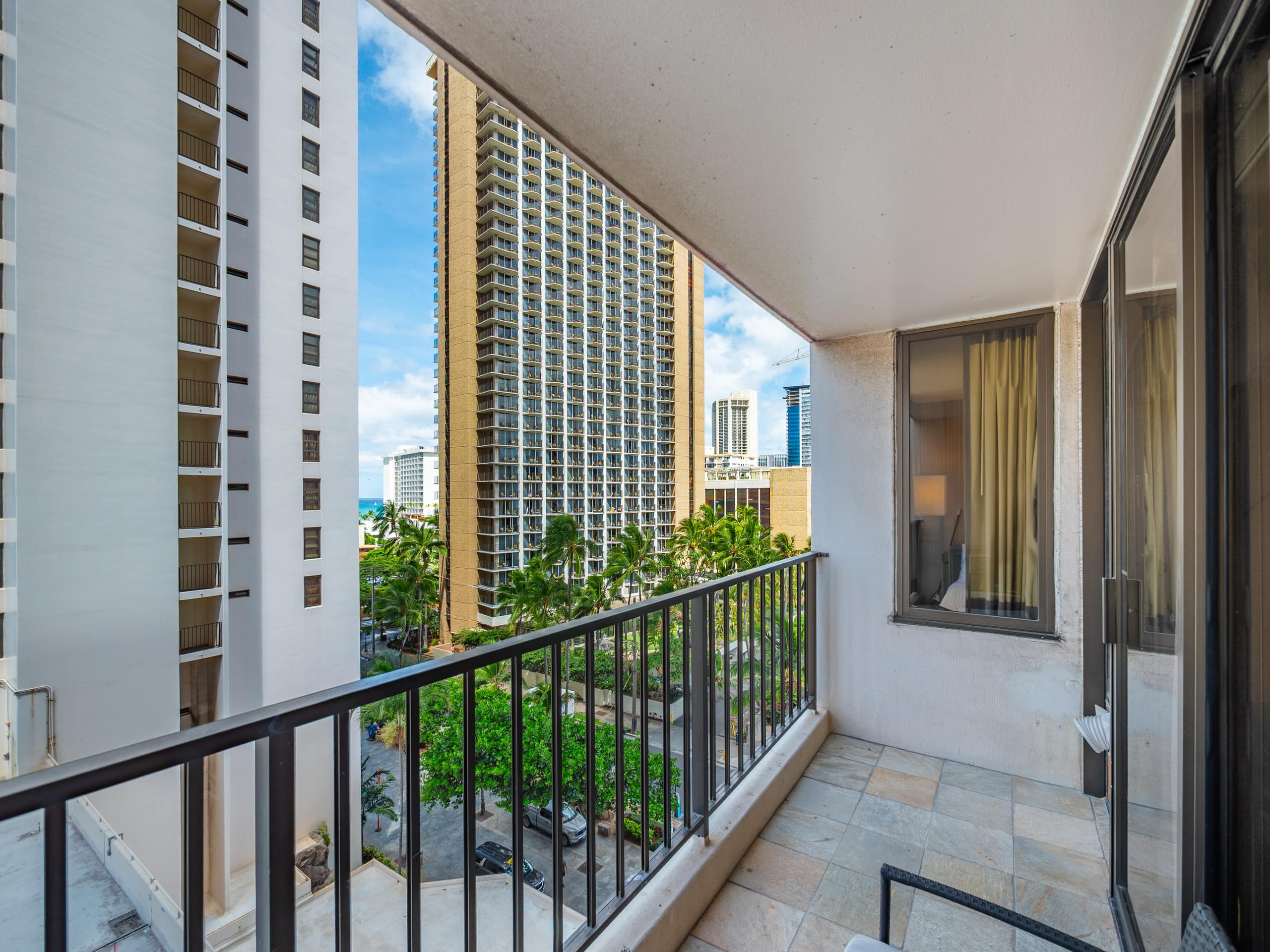 Clean Renovated 1bdrm Waikiki Banyan w/parking - Image 36
