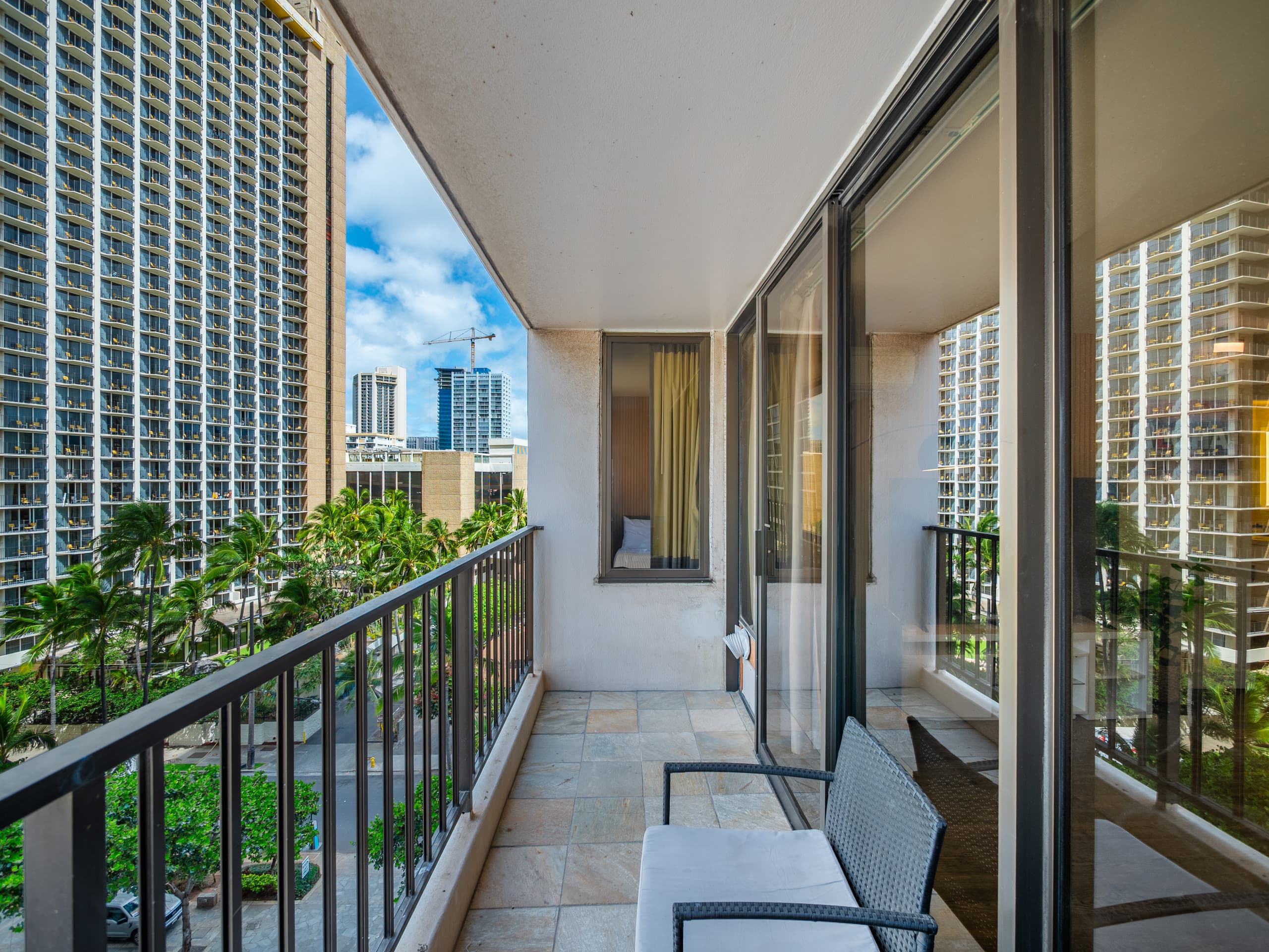 Clean Renovated 1bdrm Waikiki Banyan w/parking - Image 35
