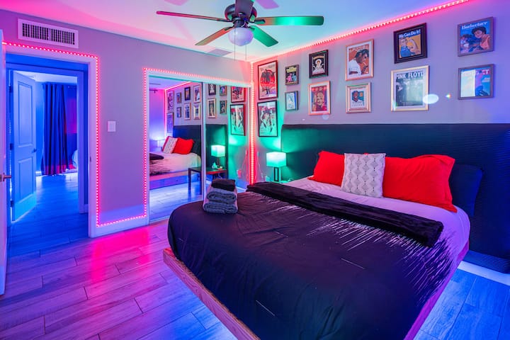 Главна спална соба: LED светилки низ целата соба и под рамката на лебдечкиот кревет за да се создадат вибрациите, со рамки од 80-тите во задниот дел 