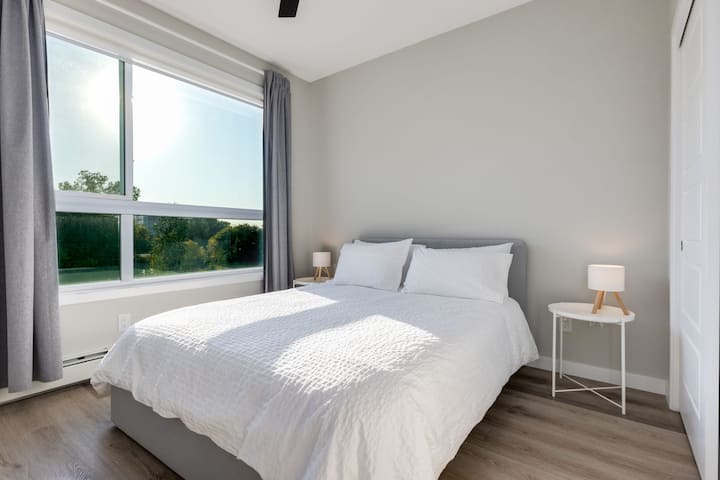 Druhá spálňa má výhľad na zelené plochy a dopreduje do nej ranné slnko. Nebojte sa! Tu nájdete viac tých čiernych závesov, ktoré sme spomenuli, ako aj stropný ventilátor, ktorý vás udrží v chlade celú noc.