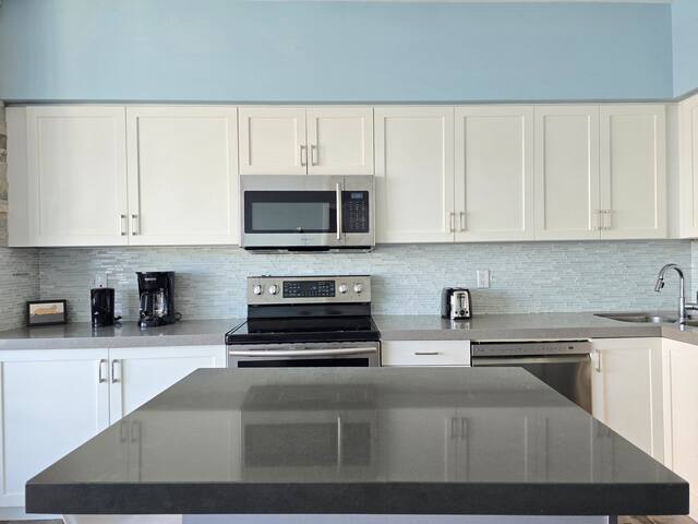 2BD 2BA Dwntn Parking, Balcony, Airport & Lakeview gallery image 4