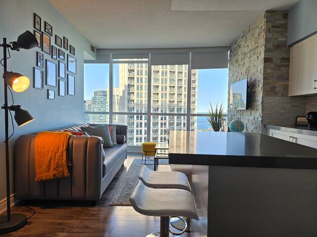 2BD 2BA Dwntn Parking, Balcony, Airport & Lakeview gallery image 5