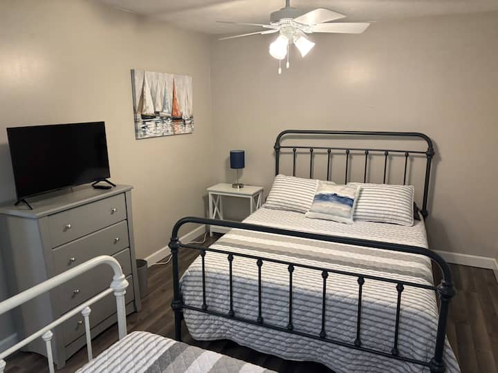 Queen and Full bed with 32 inch smart TV