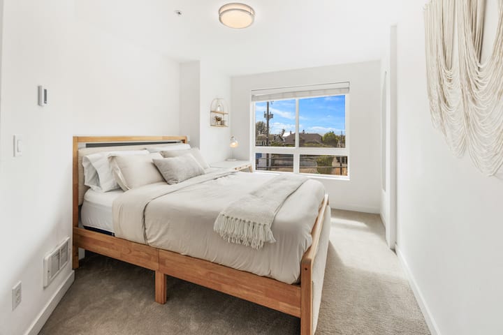 Oddýchnite si v útulnej manželskej posteli s očarujúcou bohémskou tematikou a využite vyhradený stôl pri okne – ideálny na prácu alebo hranie.