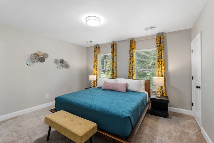 Лев објект - главна спална соба со брачен кревет (широк 150-179 см)