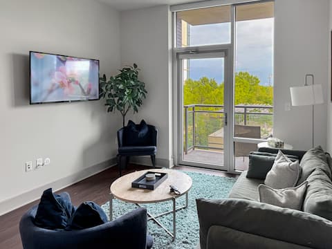 Azure Escape 2BR/2BTH: Tysons | Pool |Free Parking