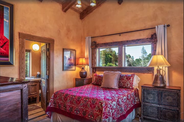 מיטת קווין סייז בחדר השינה במונטריי